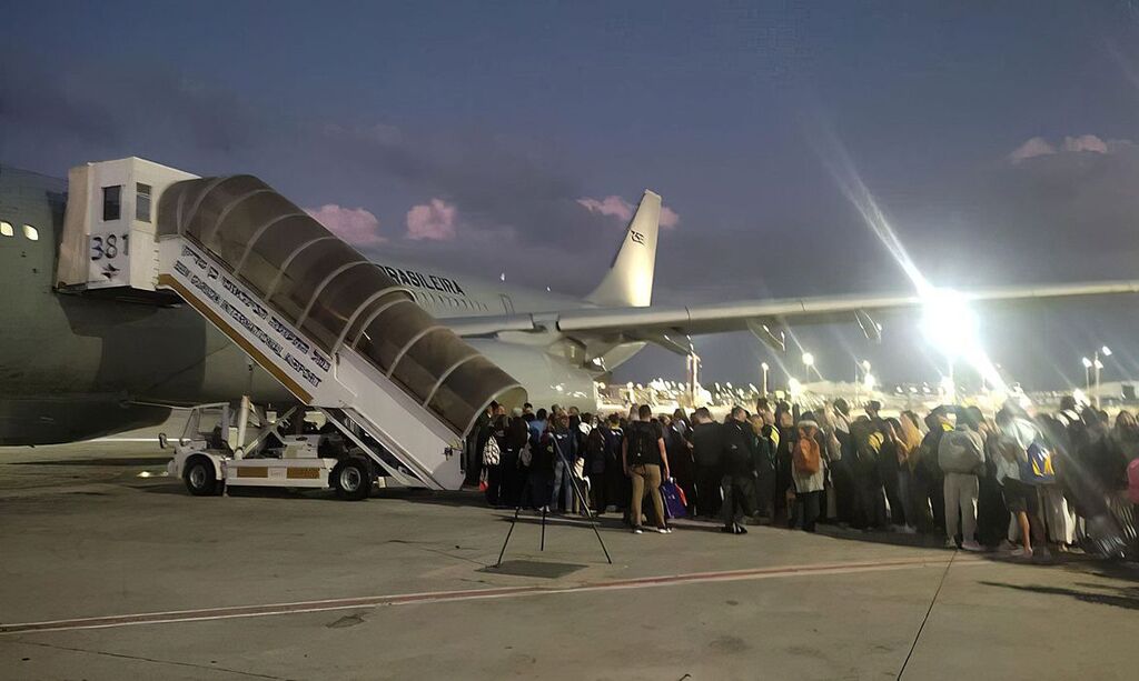 Foto: Força Aérea Brasileira - Grupo de brasileiros desembarcou no Rio de Janeiro