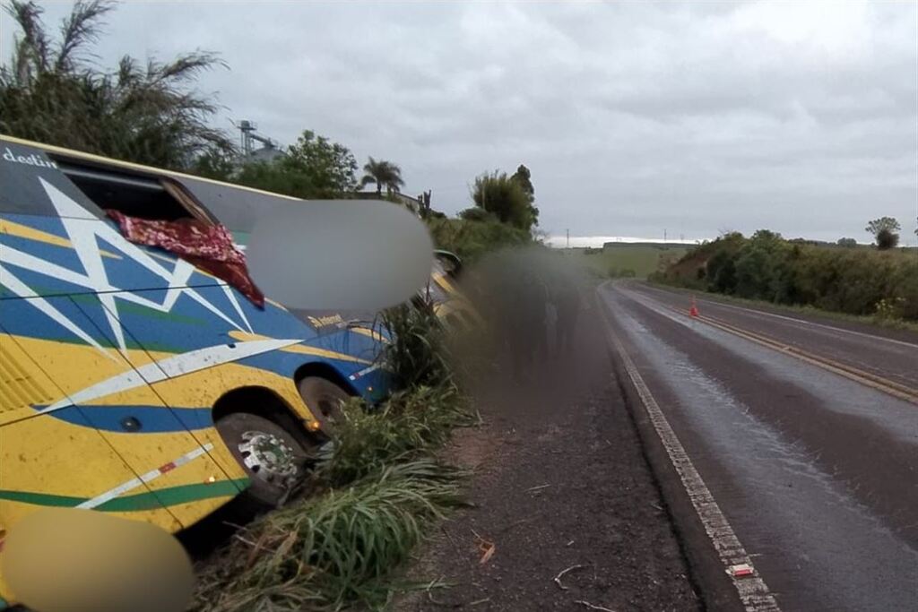 título imagem Ônibus sai da pista e deixa 17 pessoas feridas na BR-158 em Dilermando de Aguiar