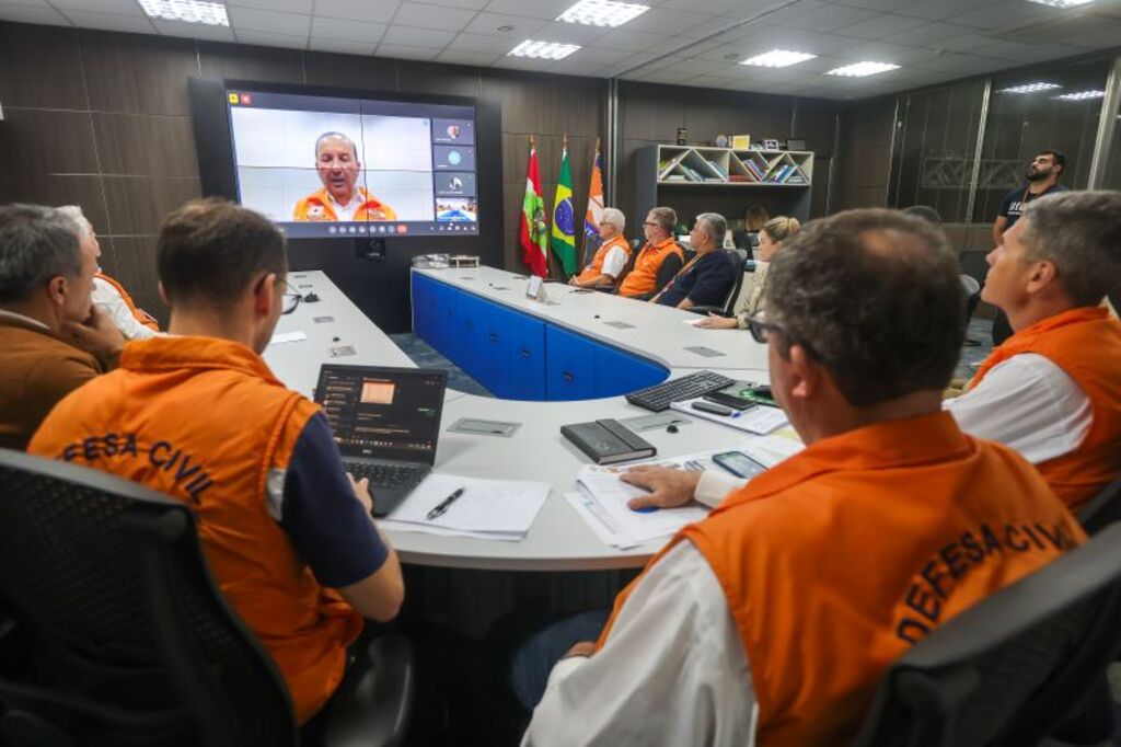 Governador reúne Defesa Civil e forças de segurança para balanço dos impactos das chuvas em SC