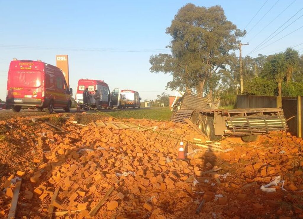 título imagem Motorista morre após caminhão carregado de tijolos sair da pista e tombar em Restinga Sêca