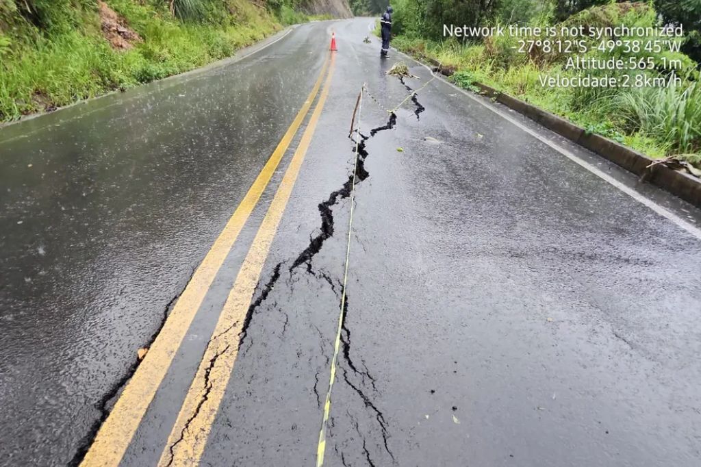  - Fissuras interditam rodovias catarinenses — Foto: Prefeitura de Rio do Sul/Divulgação