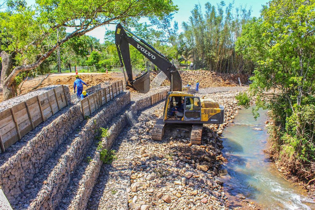 SEGUEM AS OBRAS DE CONTENÇÃO DO RIO MOLHA CÔCO EM PRAIA GRANDE