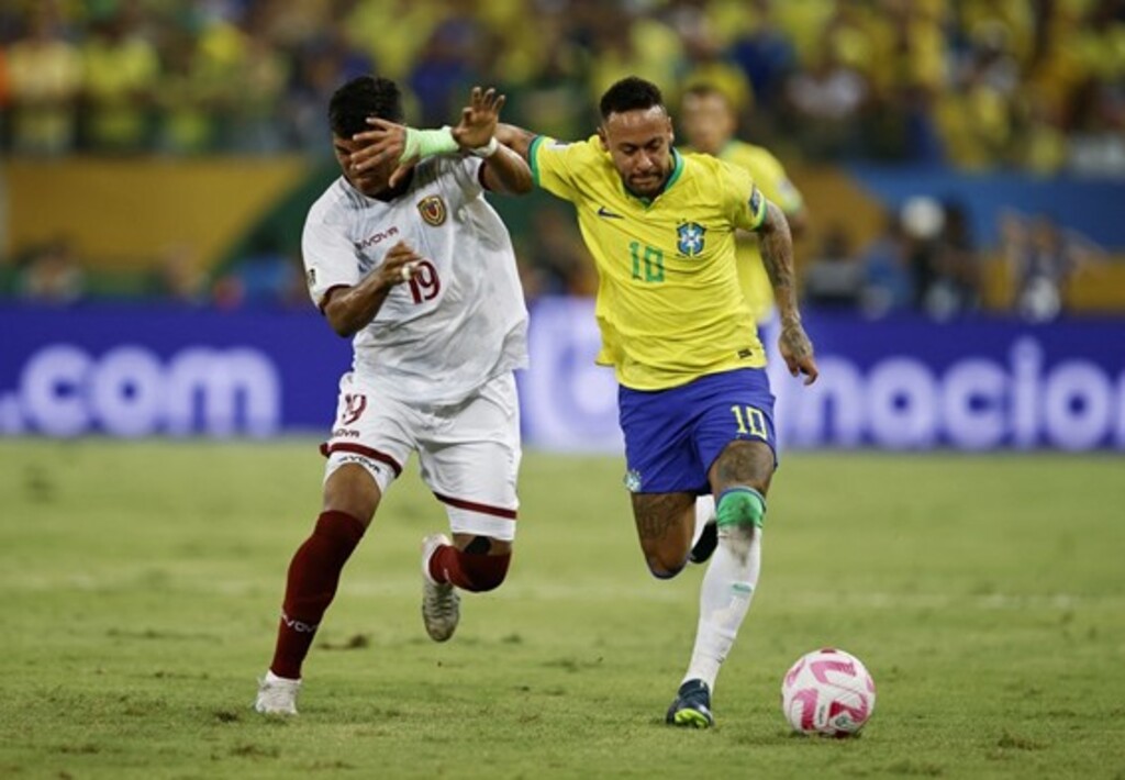 Neymar é atingido por saco de pipoca na saída do campo