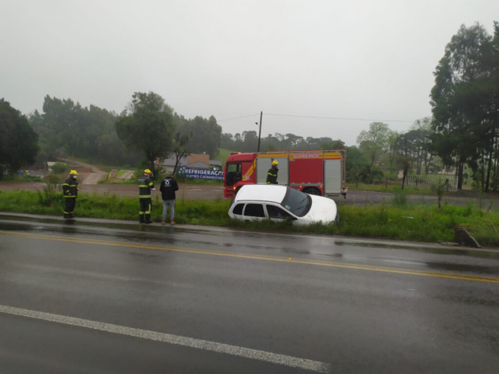 Saída de pista com danos materiais na BR-282 em Catanduvas