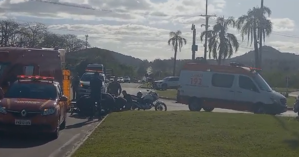 Colisão entre carro e moto deixa uma motociclista ferida na rótula de Pains