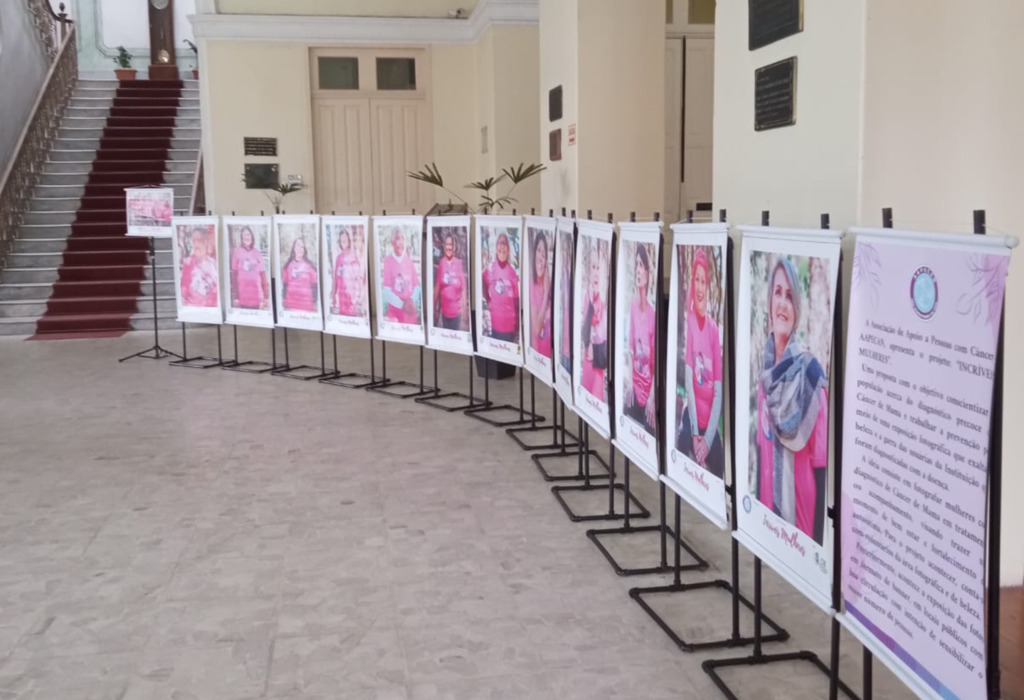 Foto: Divulgação - DP - Está prorrogada até o próximo dia 31, a exposição Incríveis Mulheres 2023, promovida pela Associação de Apoio à Pessoas com Câncer (Aapecan). São banners com fotos de mulheres que enfrentam o tratamento contra o Câncer de Mama e objetiva conscientizar a população acerca do diagnóstico precoce da doença e trabalho na prevenção. Iniciativa com participação de voluntários das áreas de fotografia e de beleza. A exposição estará até o dia 20 na Prefeitura, dia 22 no Quartier e de 23 a 31 no Mercado Central