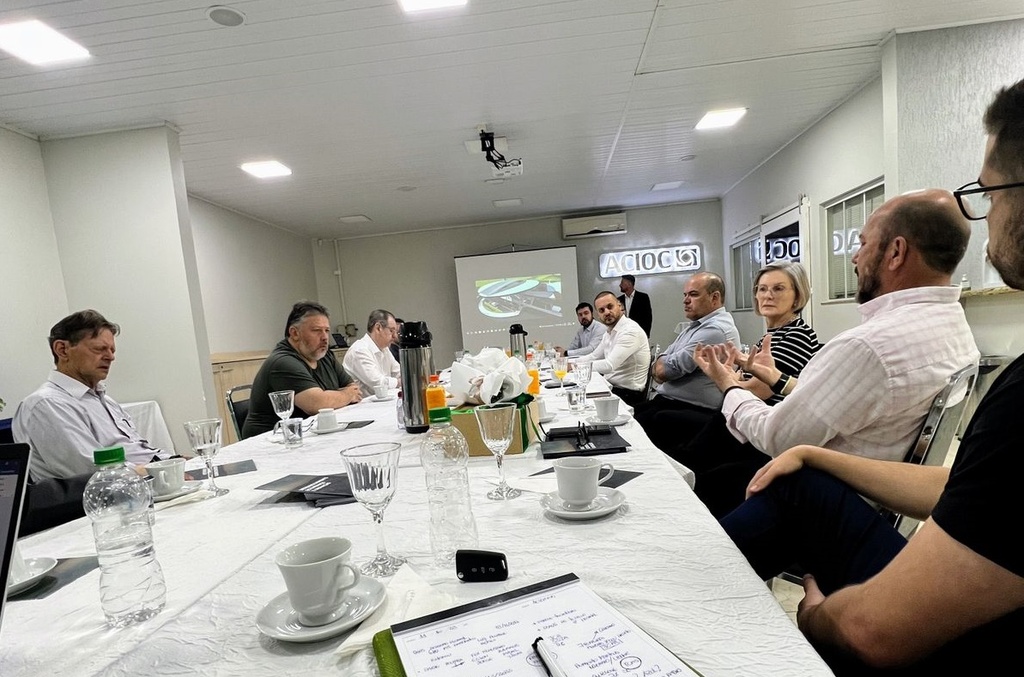 Durante reunião da ACIOC, representantes da Prefeitura explanam sobre o aeroporto