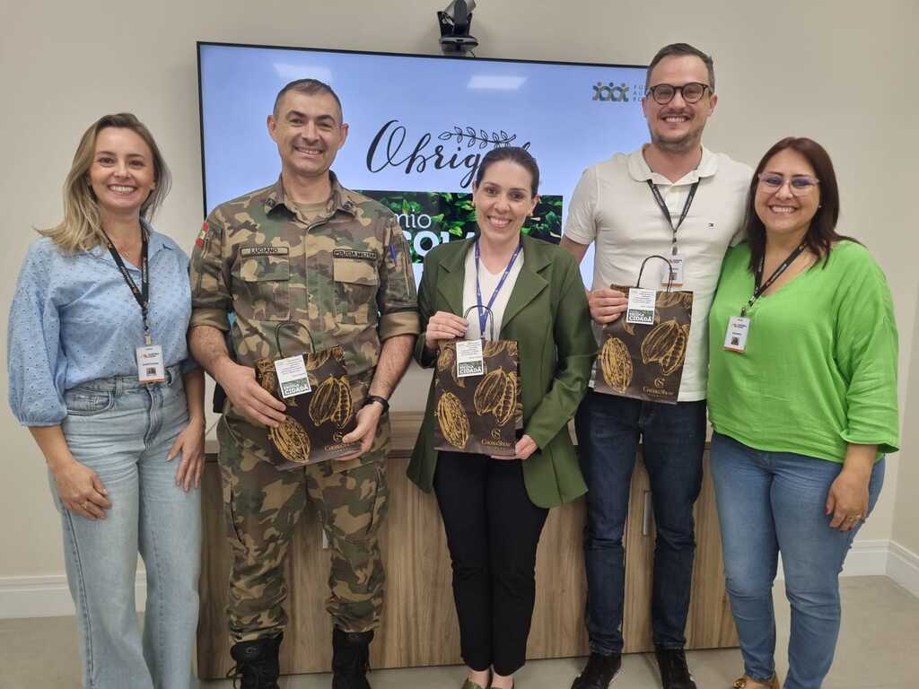  - Darcivana Squena, Luciano Bergonzi, Mateus Potrich, Manuela dos Passos e Sonara Bergamo Ramos (representantes da Fundação ALB e os avaliadores na categoria Escolas Públicas e Privadas).