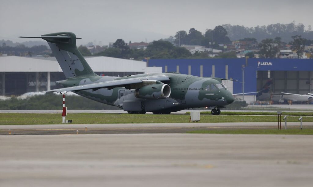 Foto: Paulo Pinto - Agência Brasil - A aeronave, um KC-30 pertencente à Força Aérea Brasileira (FAB), decolou do Aeroporto Ben Gurion com 215 passageiros