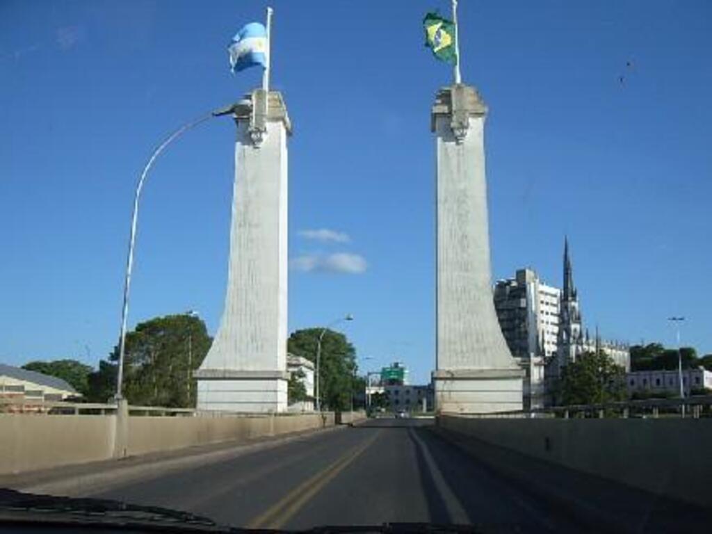 Trânsito fechado na Ponte Internacional em Uruguaiana neste domingo pela manhã