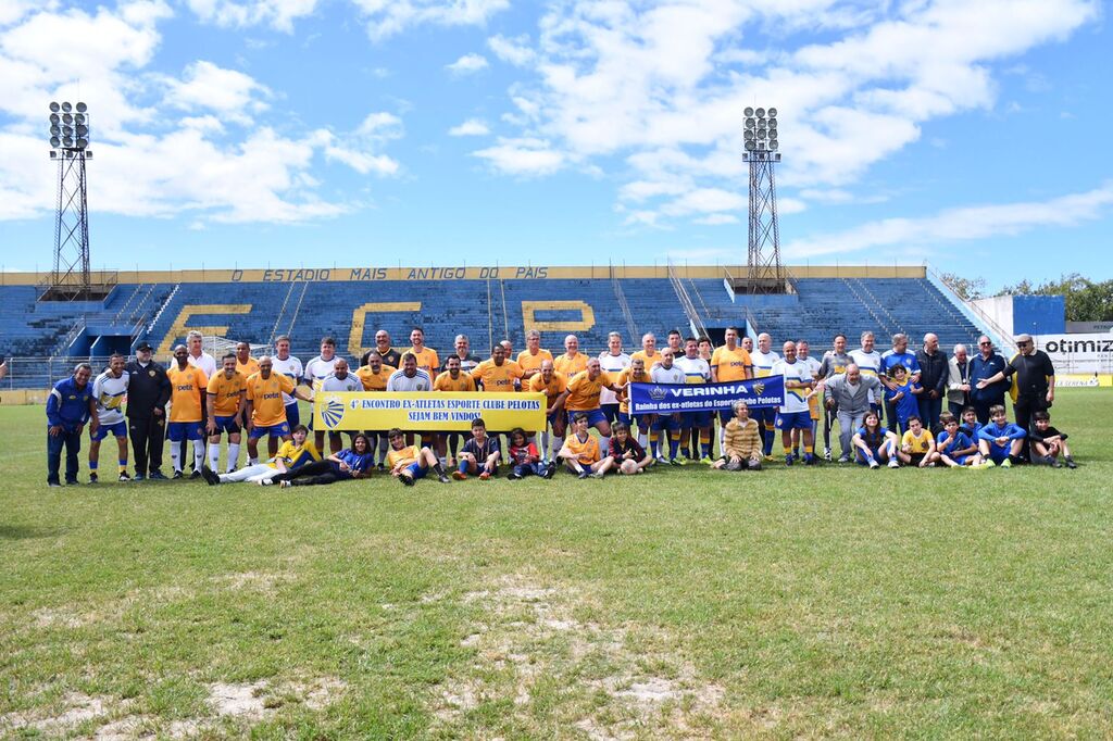 Partida de ex-atletas na Boca do Lobo celebra aniversário do Pelotas; veja fotos