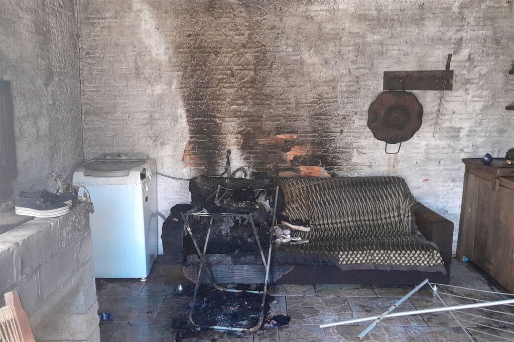 Foto: Blog Rafael Nemitz - Chamas destruiram parte de um sofá, roupas e uma máquina de lavar