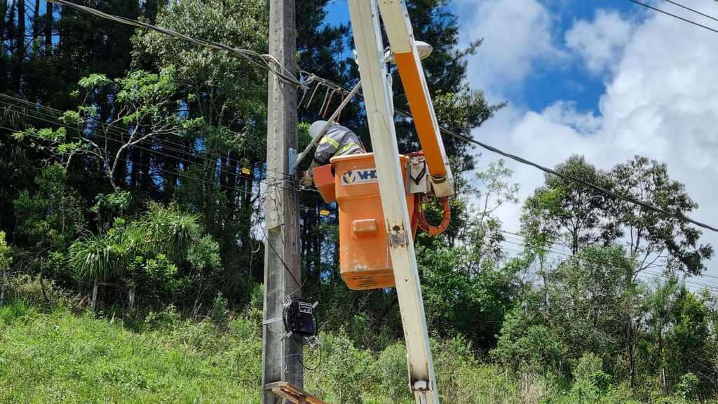 EMPRESA CONTRATADA PELA PREFEITURA DE TREZE TÍLIAS, INICIA FORÇA TAREFA PARA SOLUCIONAR PROBLEMAS NA ILUMINAÇÃO PÚBLICA DO MUNICÍPIO