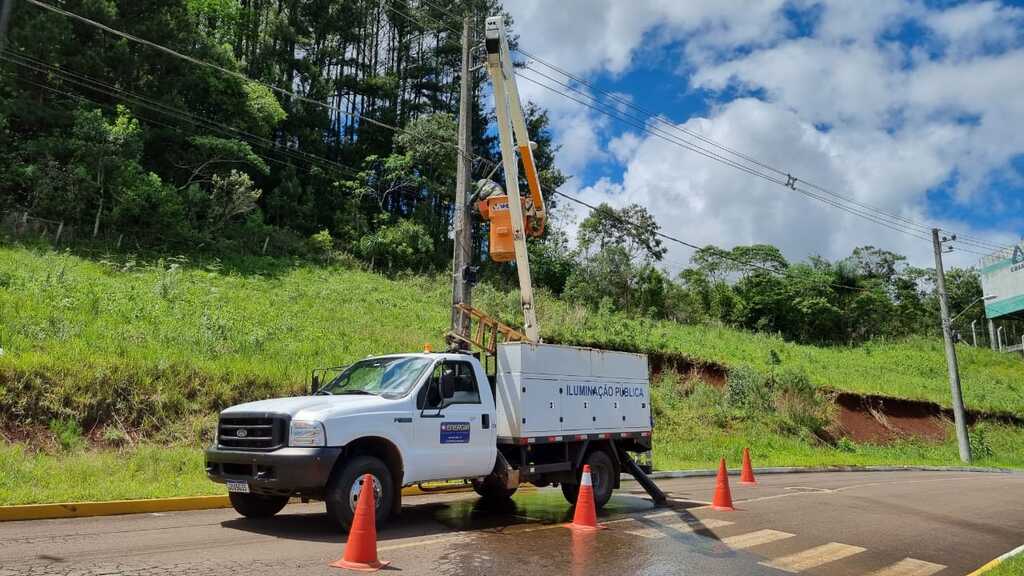 EMPRESA CONTRATADA PELA PREFEITURA DE TREZE TÍLIAS, INICIA FORÇA TAREFA PARA SOLUCIONAR PROBLEMAS NA ILUMINAÇÃO PÚBLICA DO MUNICÍPIO