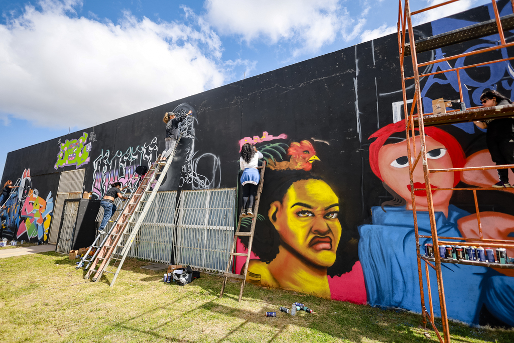 Fotos:Ítalo Santos - Especial DP - Evento se encerrou com a criação de painéis com temáticas feministas nas paredes da sede do CEU