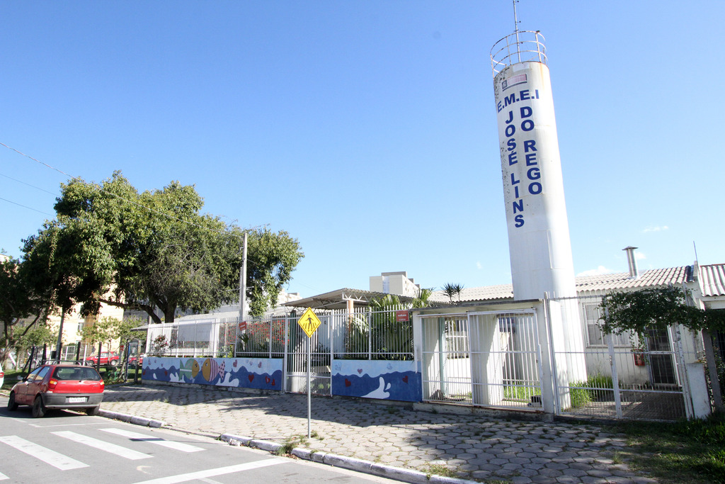Jô Folha - DP - Indiara Oliveira está tentando matricular o filho na Emei José Lins do Rego há dois anos