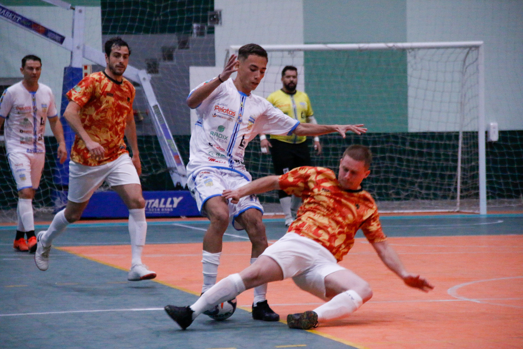 Libanesa e BR vencem na abertura do Municipal de Futsal