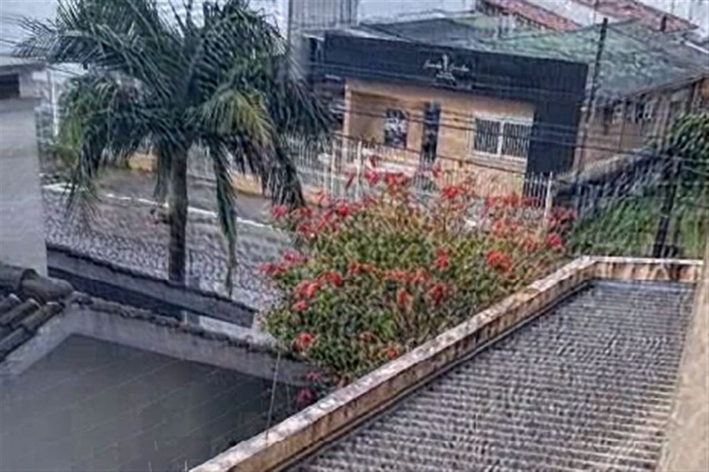 título imagem VÍDEO: Santa Maria tem queda de granizo e grande volume de chuva nesta segunda-feira