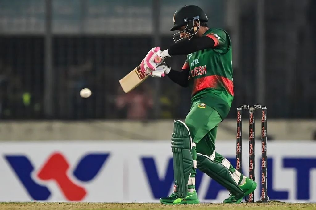  - Mushfiqur Rahim, jogador de Bangladesh, rebate durante a vitória contra a Índia no críquete — Foto: Munir uz Zaman/AFP