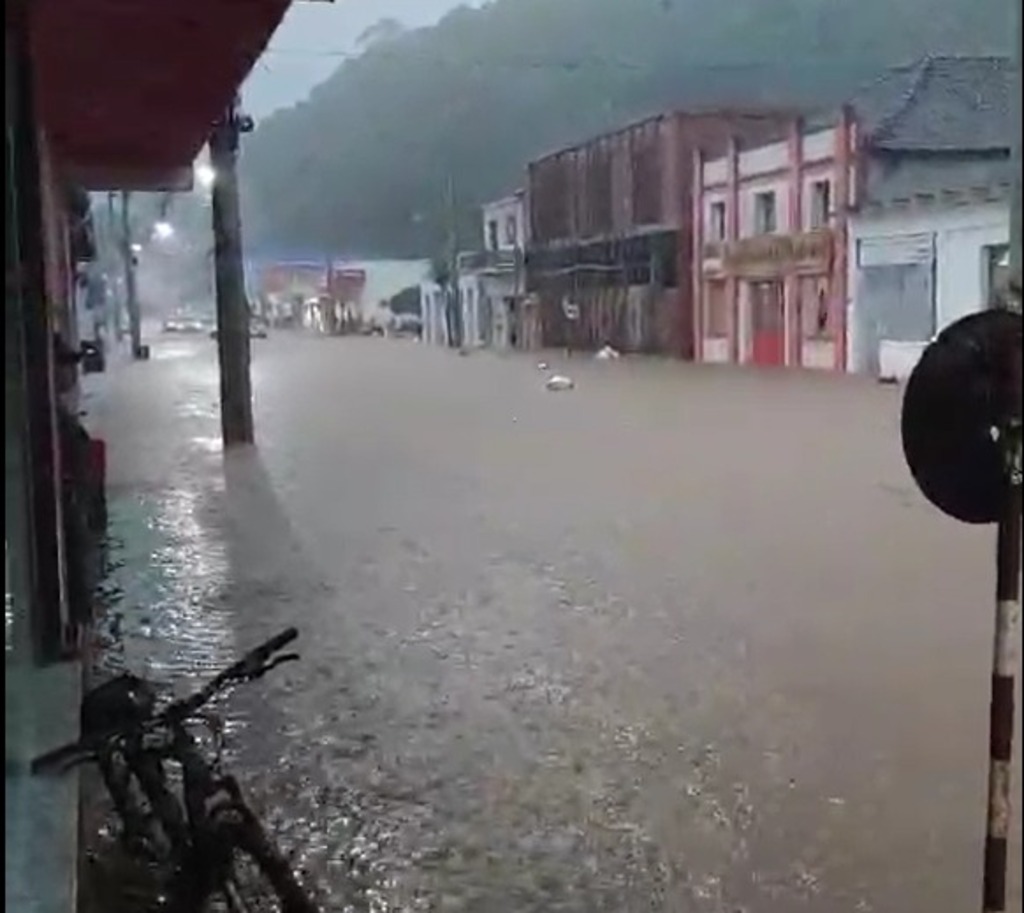 título imagem VÍDEO: cidade da região registra alagamentos em ruas por conta da grande quantidade de chuva