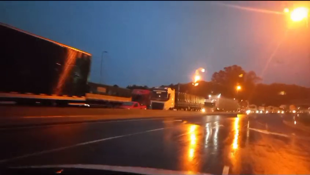 VÍDEO: bloqueio na BR-158 em Itaara causa congestionamento em rodovias da região
