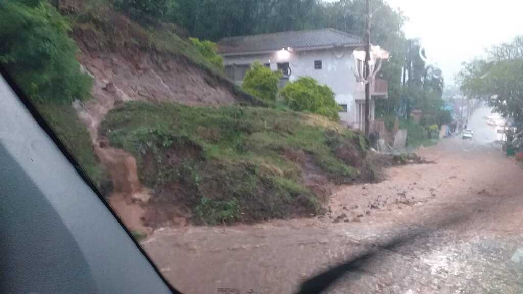 título imagem Vídeo: retorno da chuva em grande quantidade causa estragos em cidades da Região Central