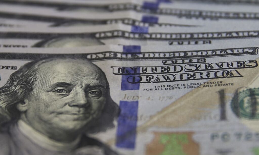 Dólar cai para R$ 5,03 e fecha no menor valor do mês