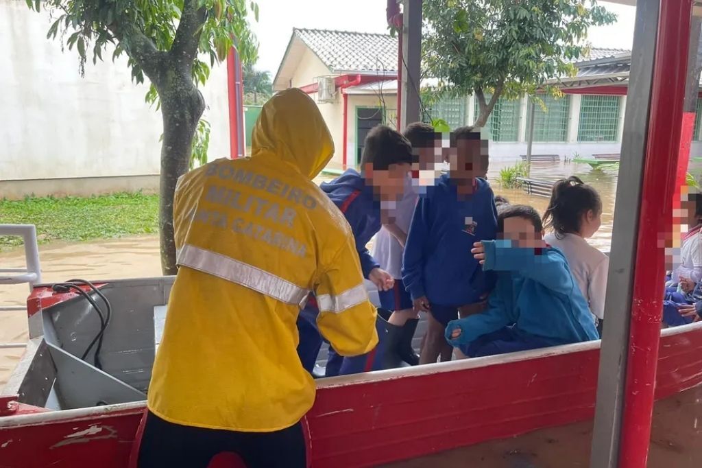  - Crianças de escola alagada são resgatadas de barco em Criciúma — Foto: CBMSC/Divulgação