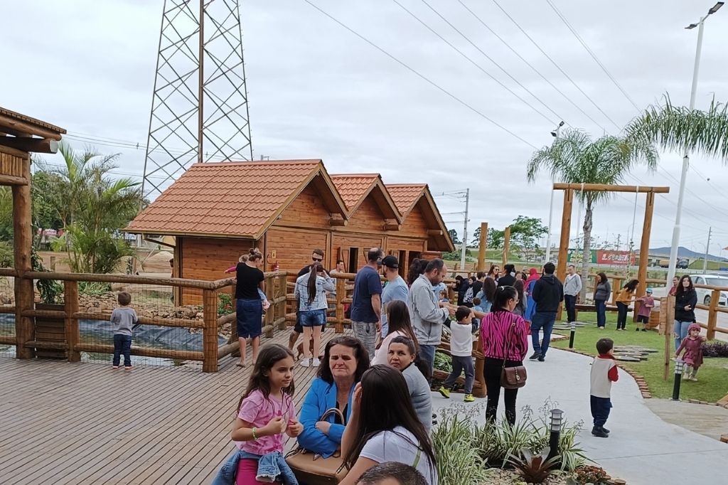 Líder Fazenda inaugura com sucesso de público, em Imbituba bairro Araçatuba