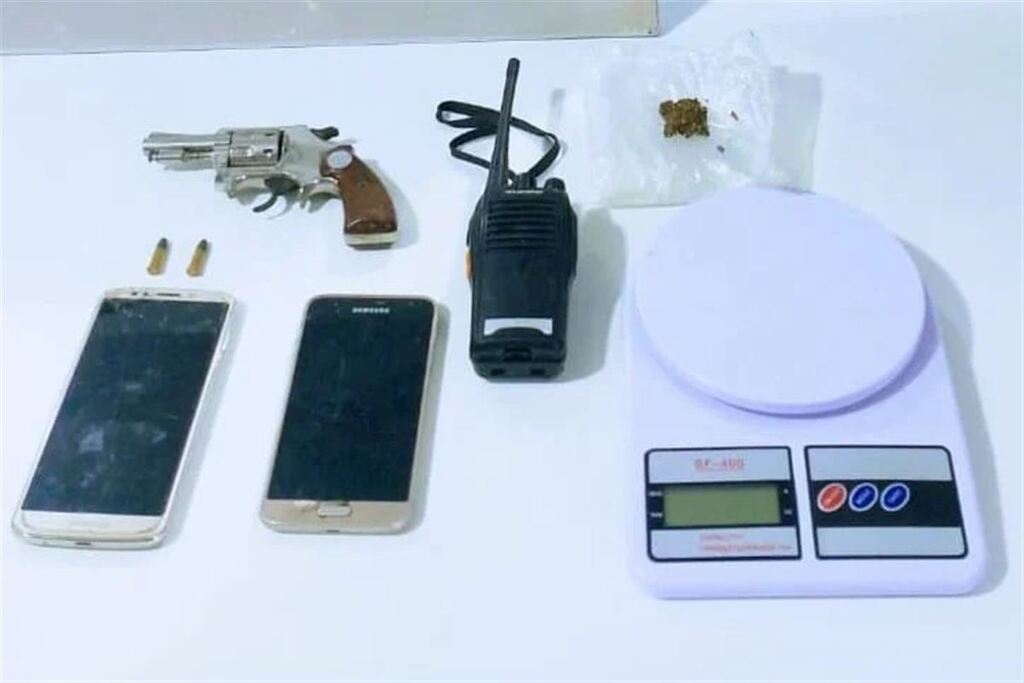 Homem é preso com arma, munições e droga em São Gabriel