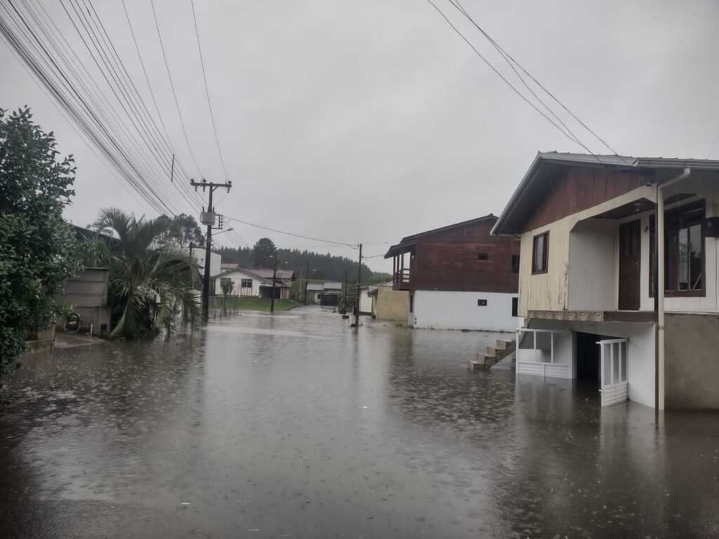 Nível do rio Canoas continua a subir em Otacílio Costa