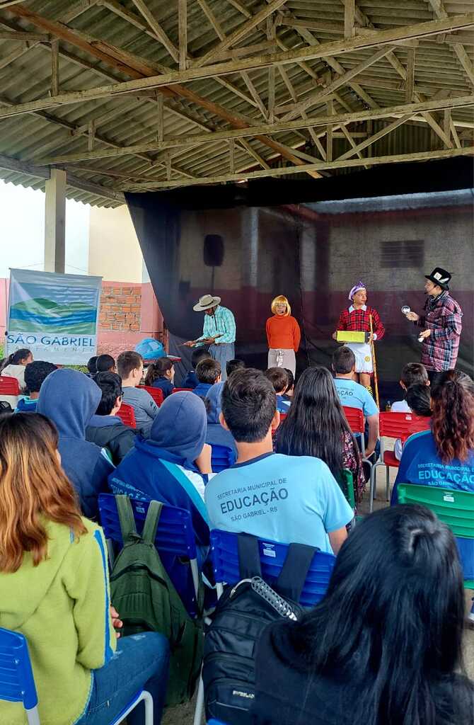 SÃO GABRIEL SANEAMENTO E EMATER LEVAM TEATRO PARA ALUNOS DO CERRO DO OURO.