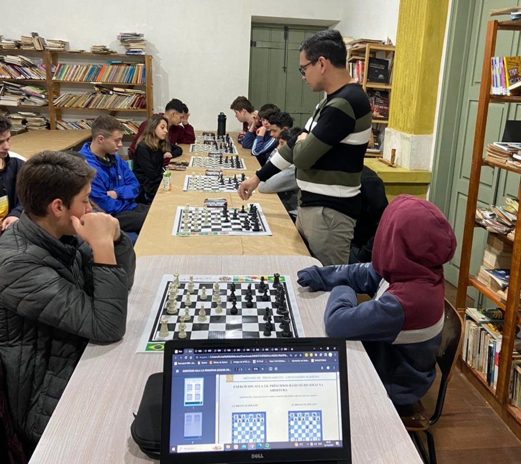 PROGRAMA XADREZ NA ESCOLA E MIKHAIL TAL XADREZ CLUBE PROMOVEM OFICINA DE XADREZ