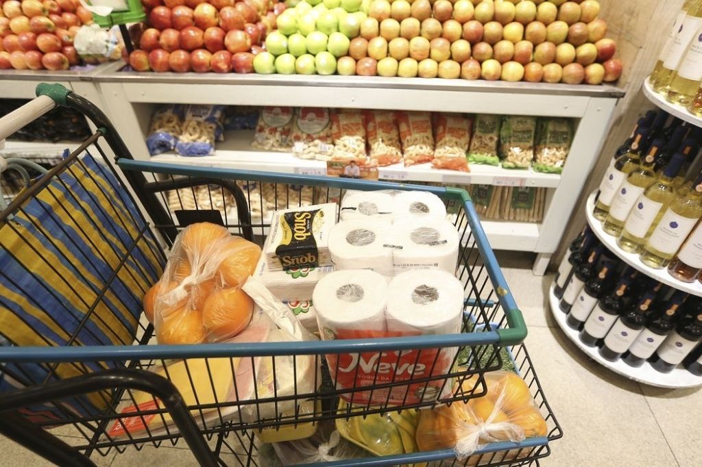 Com recuo de alimentos, inflação acumulada é menor para os mais pobres