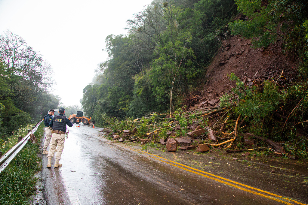 Trecho da BR-158, entre Santa Maria e Itaara, permanece bloqueado após deslizamentos de terra