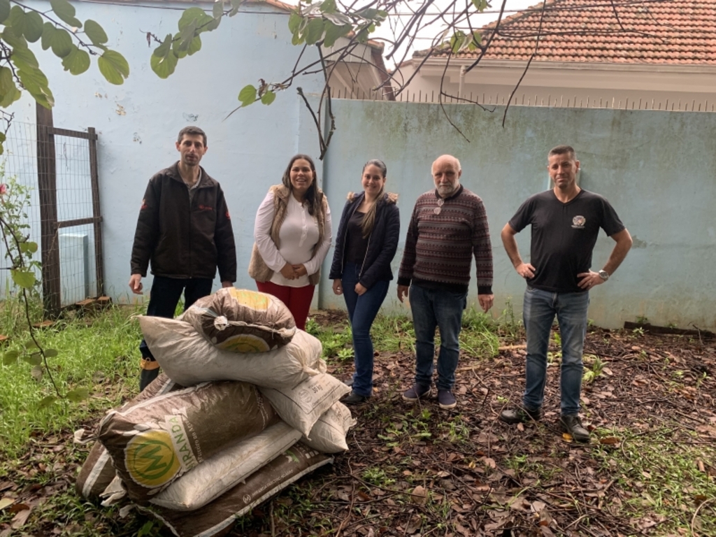 Horta comunitária recebe doação