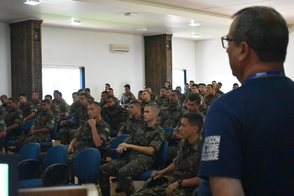 Projeto orienta militares para o mercado de trabalho