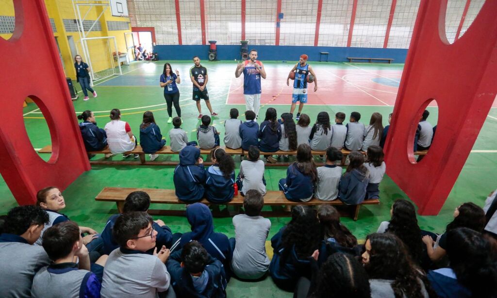 Alunos da Rede Municipal de Ensino interagem com atletas durante os JUBs