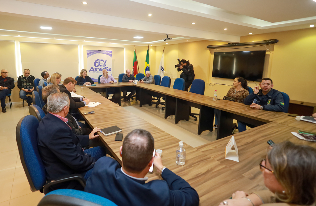 Foto: Italo Santos - DP - O encontro reuniu prefeitos, secretários de Saúde e autoridades da Zona Sul