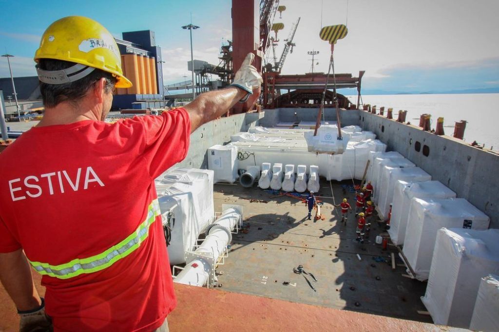  - Profissional trabalha a bordo de uma embarcação Dia do Estivador em um navio - Claudio Neves.