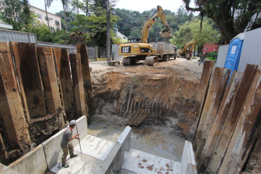  - Obras do rio Mathias, no bairro Atiradores, há sete anos – Foto: Fabrício Porto