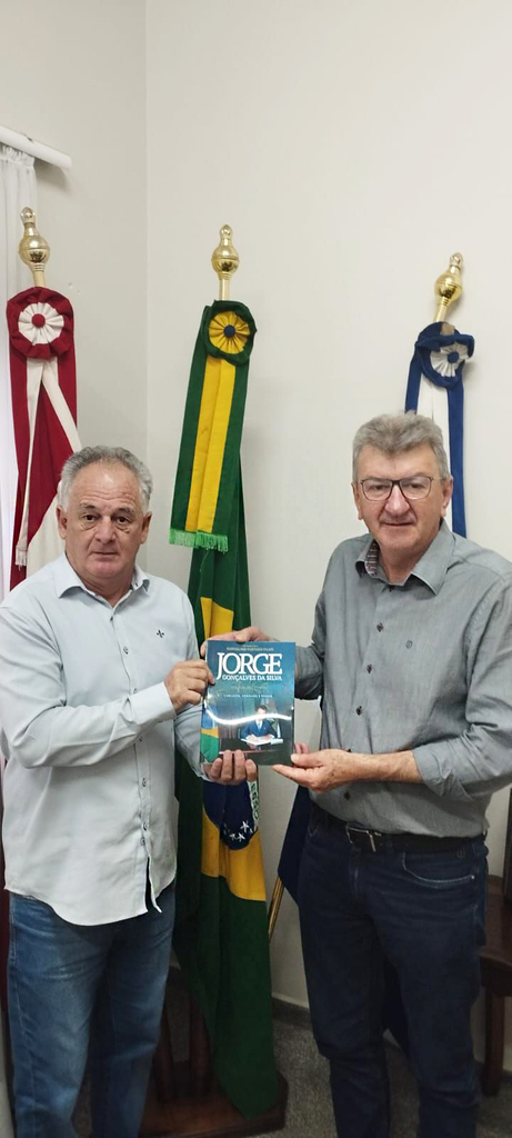 Diretor geral de O Tempo jornal de fato entrega livros na Prefeitura de Capinzal: