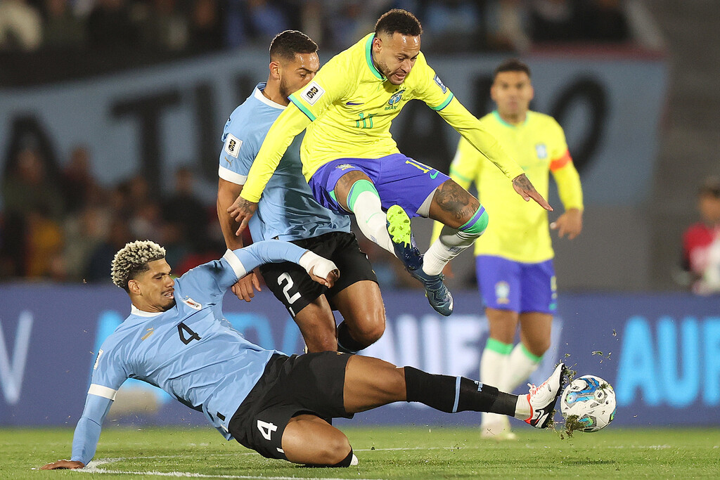 Foto: Vitor Silva - CBF - Neymar, em lance com o zagueiro Ronald Araújo, saiu com lesão no joelho e preocupa para a próxima Data Fifa