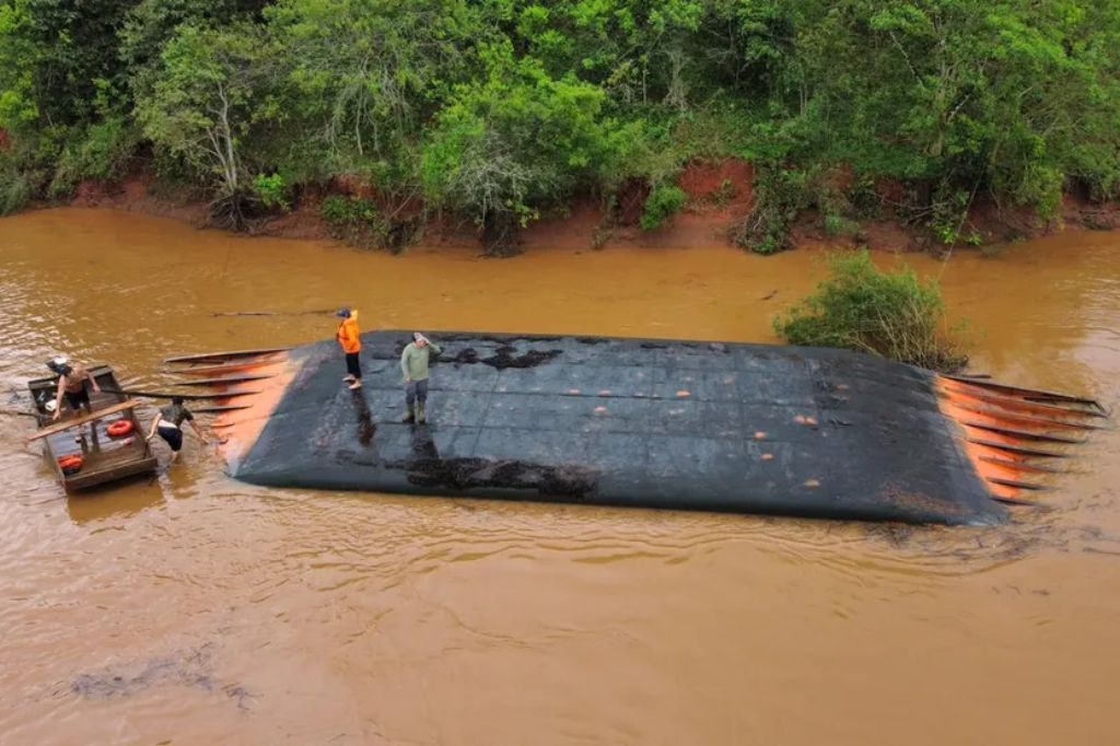 Balsa vira durante travessia de rio na divisa de SC e uma pessoa desaparece