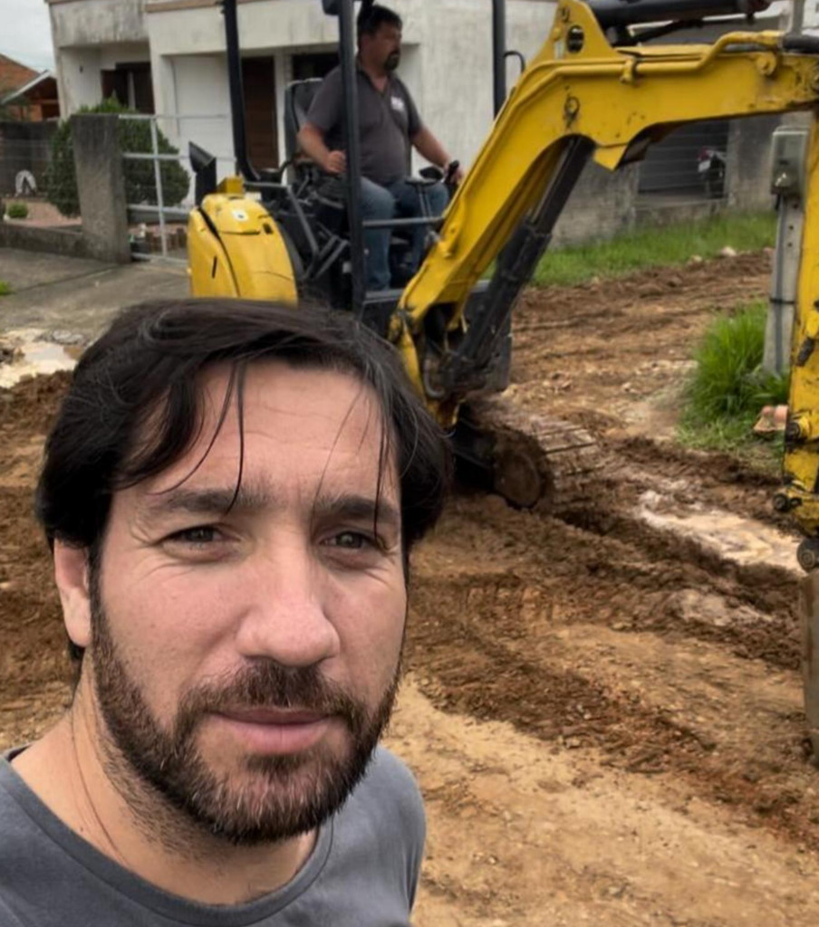 VEREADOR DE TORRES IGOR BERETTA COMEMORA A CONQUISTA DE REDE DE ÁGUA PARA O MUNICÍPIO