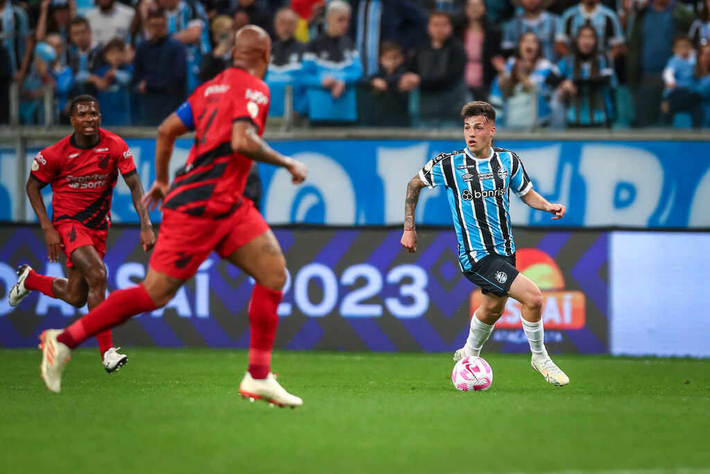 Foto: Lucas Uebel - Grêmio - Argentino Besozzi marcou o gol gremista na Arena ao receber assistência de Suárez