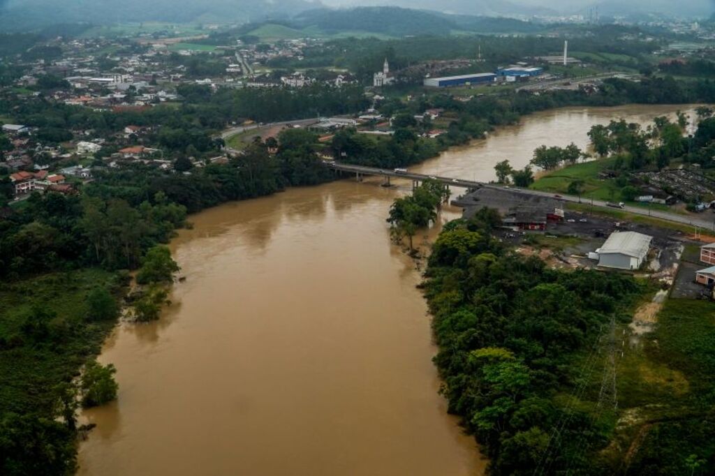 Chuvas atingem 152 municípios catarinenses, enquanto desabrigados superam 30 mil