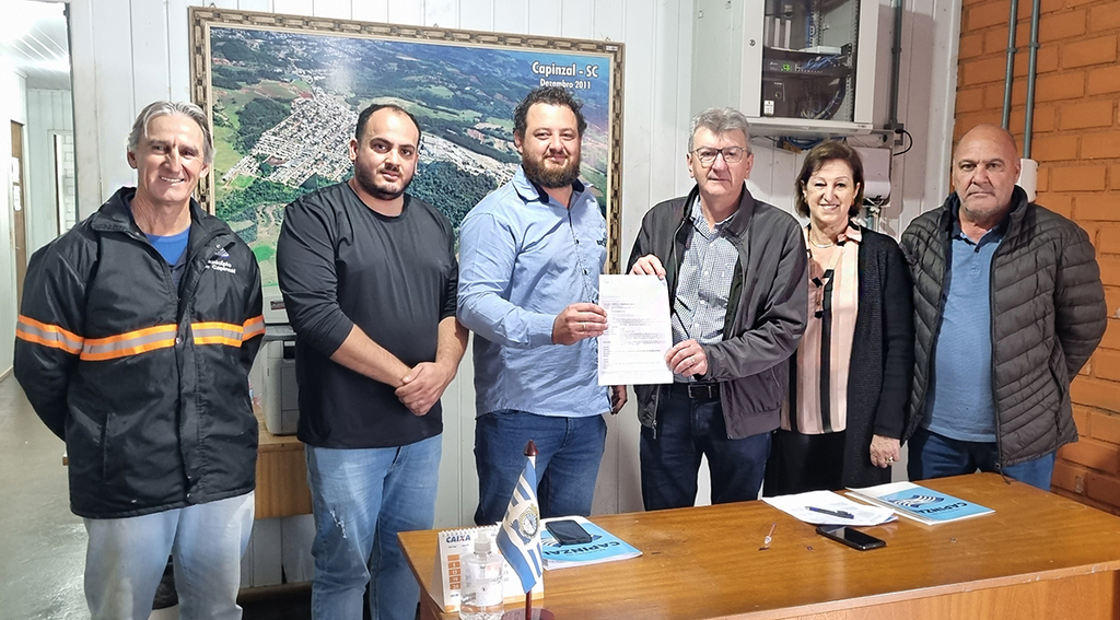 Aldo Azevedo - Foto legenda: Executivo Municipal assina e entrega mais uma ordem de serviço, transformando Capinzal num verdadeiro canteiro de obras.