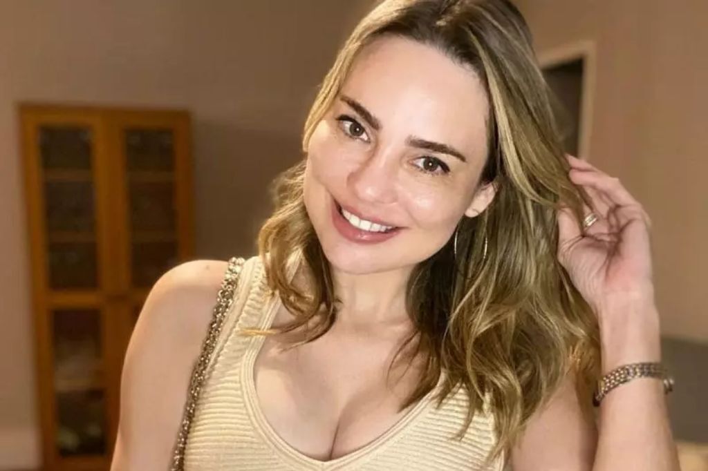  - De biquíni, Rachel Sheherazade surge renovando o bronzeado: “preciso de uma cor” – Foto: Divulgacão/Observatório dos Famosos