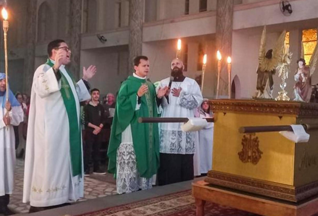 FIÉIS PARTICIPAM ATIVAMENTE DO I CERCO DE JERICÓ DA PARÓQUIA SÃO SEBASTIÃO DE PRAIA GRANDE
